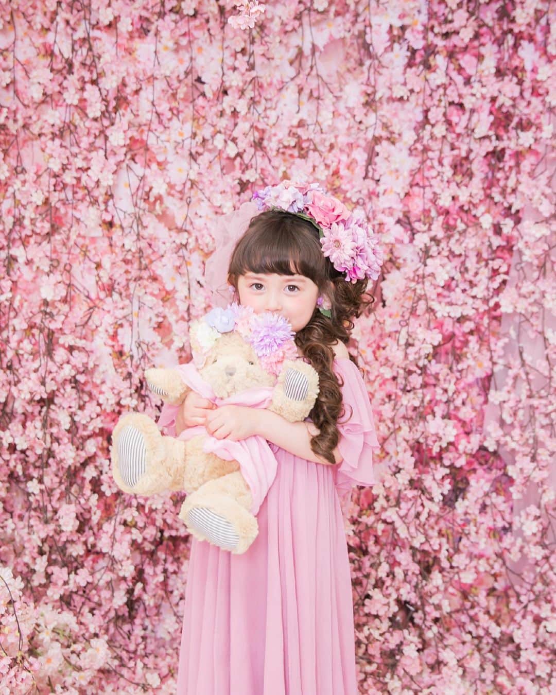 舟橋菜々さんのインスタグラム写真 - (舟橋菜々Instagram)「ギャーー❣️ もーーー❣️❣️ すきぃーーーー😭✨✨✨ ってフォルダ開いた瞬間叫びました(←心の中でね)  前回のフラワーガール撮影会のデータ頂きました🌸 やっぱりこの @snowinphoto の桜のセット、圧巻だなぁ👏🏻💯 #photo#studio#snowin#camera#shoot#shooting#kid#fashion#cherryblossom#pink#beautiful#flower#cute#happy#smile#love#スノーイン#写真#撮影#フォトスタジオ#桜#花#子供#子育て#育児」4月12日 11時24分 - wombatnana