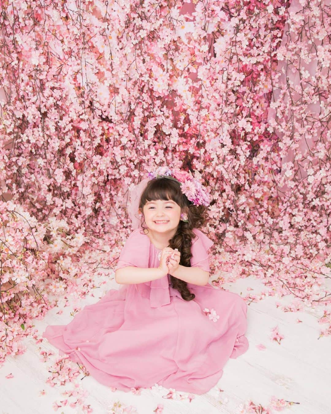 舟橋菜々さんのインスタグラム写真 - (舟橋菜々Instagram)「ギャーー❣️ もーーー❣️❣️ すきぃーーーー😭✨✨✨ ってフォルダ開いた瞬間叫びました(←心の中でね)  前回のフラワーガール撮影会のデータ頂きました🌸 やっぱりこの @snowinphoto の桜のセット、圧巻だなぁ👏🏻💯 #photo#studio#snowin#camera#shoot#shooting#kid#fashion#cherryblossom#pink#beautiful#flower#cute#happy#smile#love#スノーイン#写真#撮影#フォトスタジオ#桜#花#子供#子育て#育児」4月12日 11時24分 - wombatnana