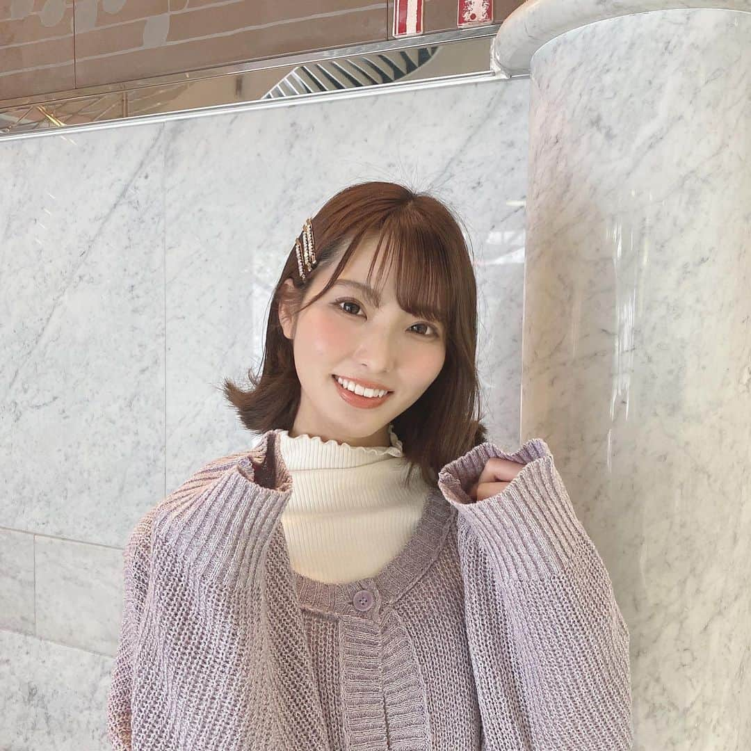 山下七子さんのインスタグラム写真 - (山下七子Instagram)「おはようございます🦩♡♡ 今朝のアサデス。KBCの衣装は、 ラベンダー色のカーディガン🫐  12月にアサデス。に入らせてもらってから放送時にコートを着なかった事が1度もないのでカーディガンだけってゆうのがとっても新鮮でした⛄️るんるん⛄️  それだけ暖かくなってきたんだなあ〜と♪嬉しいです♪  今日は、天気下り坂☔️ 帰りが遅くなる方は大きな傘を持ってお出掛け下さい☔️  ではまた明日〜🦩🦩  #アサデス #アサデスkbc #お天気アシスタント #カラーパンツ #外ハネボブ #ヘアピンアレンジ」4月12日 11時22分 - yamashita_nanako