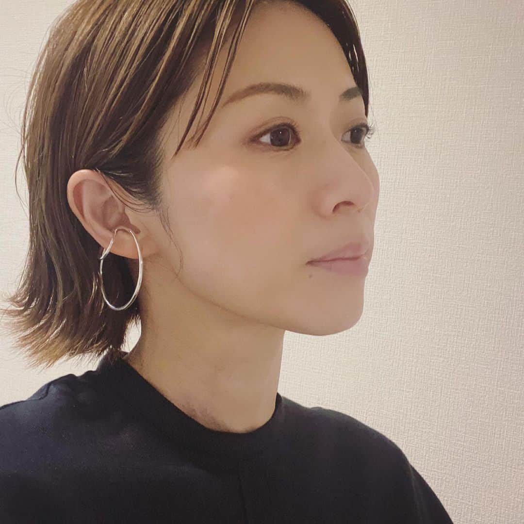 畑野ひろ子のインスタグラム：「@hyke_official の展示会でオーダーしていたイヤーカフ。 無くしてしまいそうでなかなかイヤーカフに手を出せていなかったのですが、安心してつけられるこちらのデザインはこれからかなりの率で使用する予定😆」