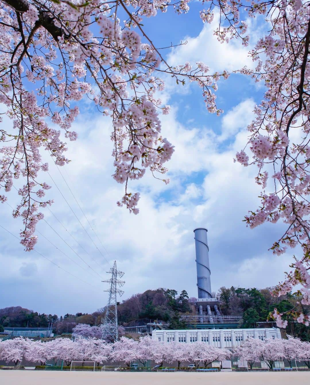 東京電力ホールディングス株式会社さんのインスタグラム写真 - (東京電力ホールディングス株式会社Instagram)「佐久発電所と桜 Cherry Blossoms at Saku Power Station  周囲には100本ほどの桜が咲き誇り、高さ約75メートルのサージタンクとのコントラストが印象的です。  #東京電力 #tepco #群馬県 #佐久発電所 #発電所 #powerplant #powerstation #春爛漫 #春 #桜 #桜の季節 #風景写真 #景色写真 #青空 #青空と雲 #skyblue」4月12日 11時45分 - tepco.official