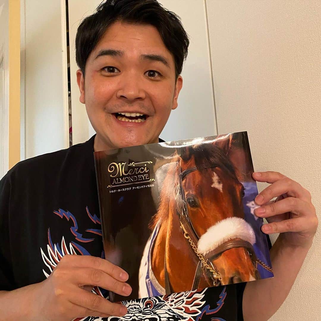 ノブ のインスタグラム：「アーモンドアイの写真集が発売されました！ めちゃくちゃいい写真ばかり！ アーモンドアイ関係者さん、競馬レジェンドの中にノブもちょこっとコメント載せても頂いてますー！  競馬場のターフィショップでも発売開始のようです！」
