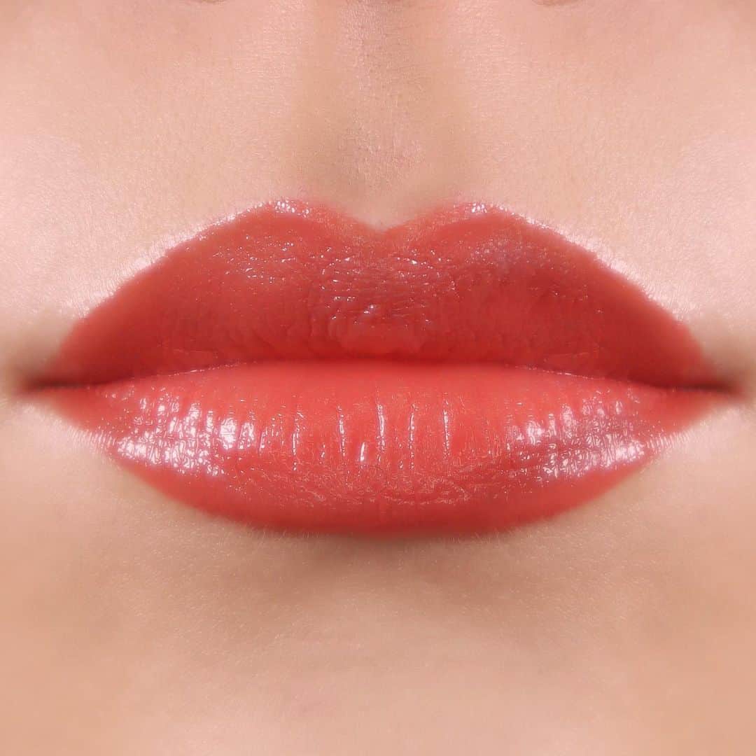 M∙A∙C Cosmetics Japanのインスタグラム：「ひとぬりで、ぷるんとラブリーな唇へ！ビビッドで鮮やかな、濃密なカバレッジのある発色です💄 ㅤ 次の投稿で「オール ミー, ベイビー」に合わせた、春におすすめのメイクルックをご紹介いたします✨ ㅤ 🆕ラブ ミー リップスティック／ オール ミー, ベイビー（レッドオレンジ） ㅤ Shot by M·A·C EVENT ARTIST Hatsuo Arisaka @hatsuo_mua ㅤ #MACLOVEME #MACラブミー #オレンジメイク #オレンジリップ」
