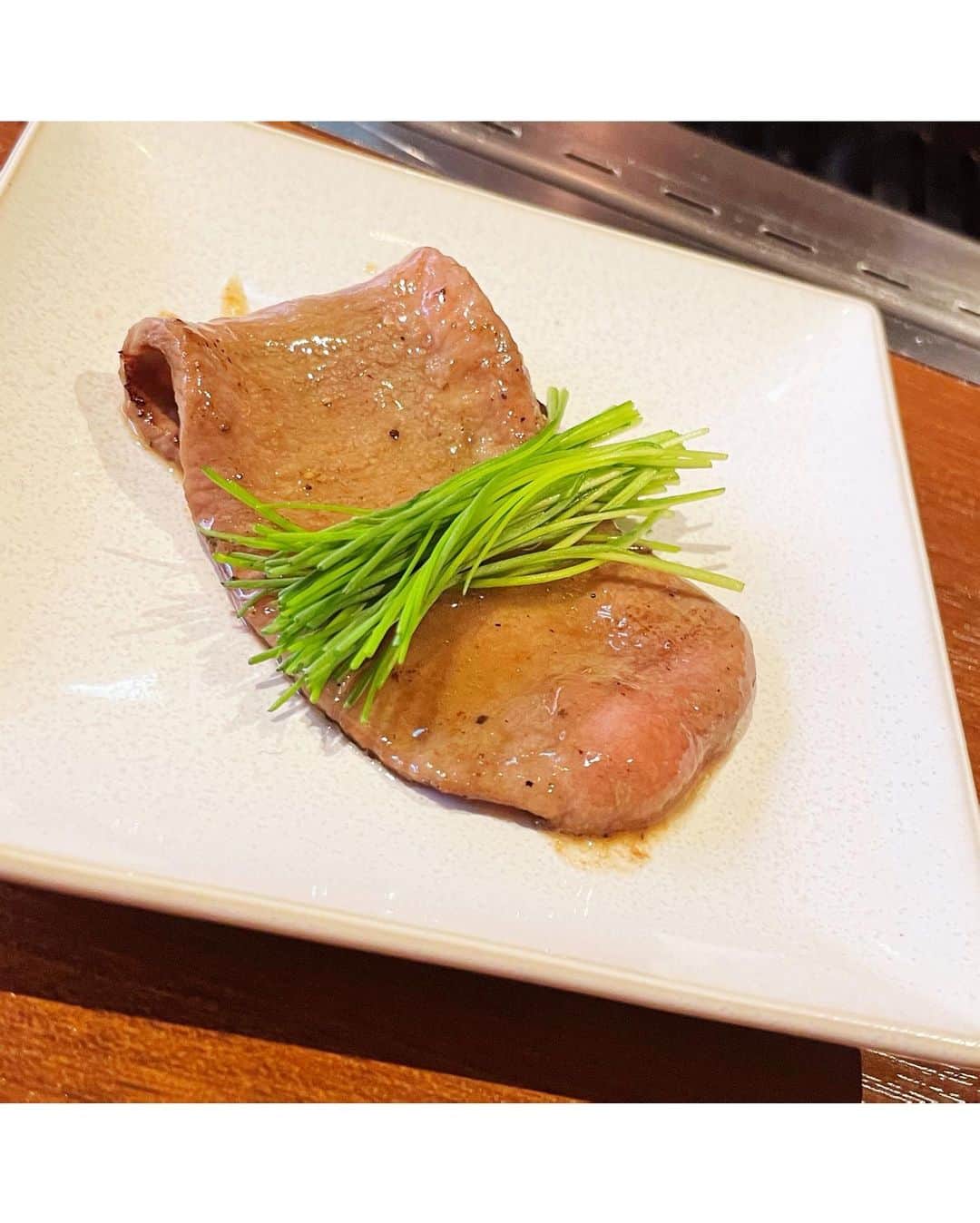 安座間美優さんのインスタグラム写真 - (安座間美優Instagram)「♥️♥️♥️ 先日ひっっさしぶりに焼肉へ。 やっぱり焼肉さいこだー！ そしてお肉には赤ワイン。たまらん。 最近赤ワインにハマってるゆりと🍷笑 美味しくて楽しくて幸せなひと時でした。  #肉あざま#肉好き#お肉と赤ワイン#焼肉 #生肉#生肉大好き#うしごろ表参道店#うしごろ#ushigoro#ushigorobambina#ushigorokan」4月12日 12時38分 - mew_azama