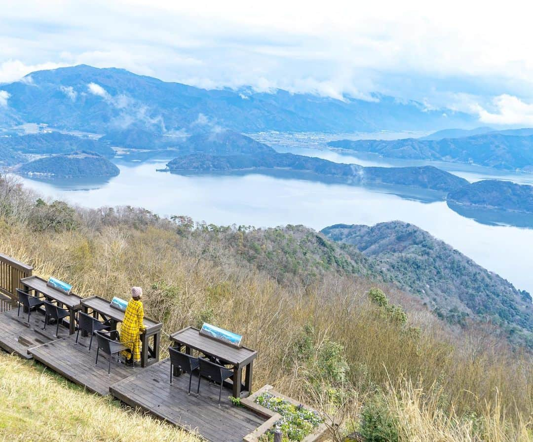 詩歩のインスタグラム：「A terrace in Fukui with a 360° view!  This terrace overlooks the Mikata Goko (five lakes) and is located after the Rainbow Line toll road and the lift up Mount Umijodake.  Unfortunately it was raining on the day I visited, but unlike the other terraces, there are 360° terraces in different directions, which is amazing! There was also a footbath ♨  There is also a café at the top of the mountain, where I had a mackerel cutlet sandwich made with Fukui's famous mackerel 🐟I've had mackerel sandwiches in Turkey and they were delicious! If you've never had one, you should try it!  By the way, #MikataGoko is a collective name for five lakes: Mikata Lake, Mizugetsu Lake, Suga Lake, Kumako Lake and Hinata Lake.  The lakes are all adjacent to each other, but all have different water quality. When the weather is clear, each lake looks different in colour, so it's worth a visit!  🌈  福井にある360°見渡せちゃう展望テラス！  三方五湖（みかたごこ）が一望できるこのテラスは、有料道路レインボーラインを通り🚗、さらに梅丈岳をリフトで登った先にあります。  私が行った日は残念ながら雨上がりでどんよりだったけど、、、他のテラスと違って、360°いろんな方向に、いろんなテラスがあるのはびっくり！足湯もあったよ♨  山頂にはカフェもあるので、福井名産のサバを使った「鯖カツサンド」をいただきました🐟サバサンドは本場トルコでも食べたけど美味しいんだよな〜！食べたことない人は食べてみてほしいです🇹🇷  ちなみに #三方五湖 は「三方湖／水月湖／菅湖／久々子湖／日向湖」の5つの湖の総称。  ラムサール条約にも登録されている世界的にも貴重な湿地で、隣接してるのにすべての水質が違うらしい…。晴れてるとそれぞれの湖の色が違って見えるみたいだから、ぜひ見比べてみて🔍  🚃  お仕事で北陸3県を巡ってきました！  #shiho_hokuriku のタグで 富山 / 石川 / 福井 の写真をpostしていきます📷お楽しみに〜✨  🙏旅行を検討中の方へ﻿ 緊急事態宣言解除後も、引き続き感染症対策は必要です！  政府や自治体が発表している新型コロナウイルスの最新情報を確認し、遠方の感染拡大エリアへの訪問は控えるなどご自身で判断をお願いします。﻿#withコロナ旅行 での感染対策方法についてはyoutubeに動画をあげています。   @fukuikankou  @rainbowline_mikatagoko  📷 2021 📍レインボーライン山頂公園／福井県　美浜町若狭町 📍Rainbow Line Summit Park／Fukui Japan #shiho_fukui  ©詩歩 / Shiho」