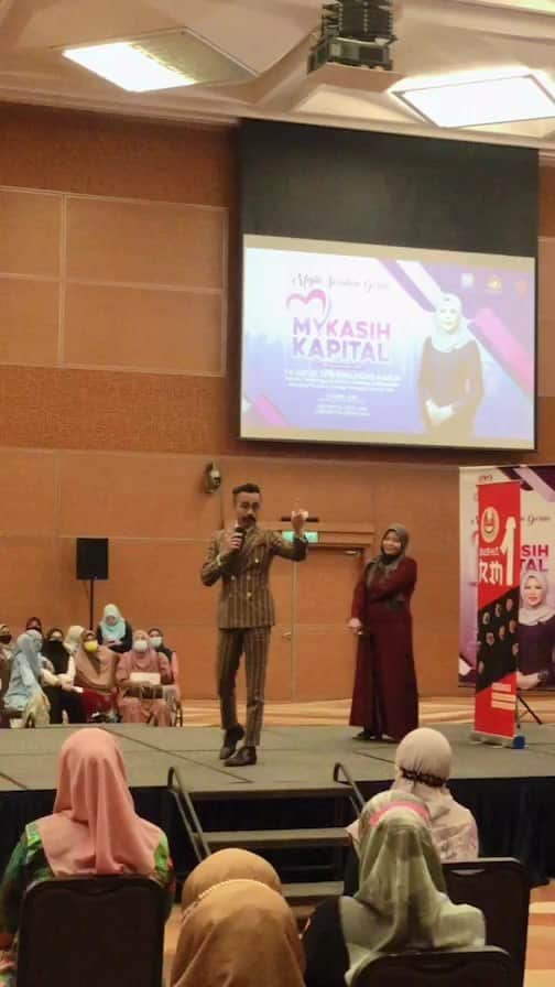 のインスタグラム：「Majlis Serahan Geran MY KASIH CAPITAL untuk membantu golongan ibu tunggal disempurnakan oleh Yb Datuk Seri Rina Mohd Harun, Menteri Pembangunan Wanita, Keluarga dan Masyarakat merangkap Pengerusi Lembaga Pemegang Amanah YKN @rinaharunofficial @yayasankebajikannegara」
