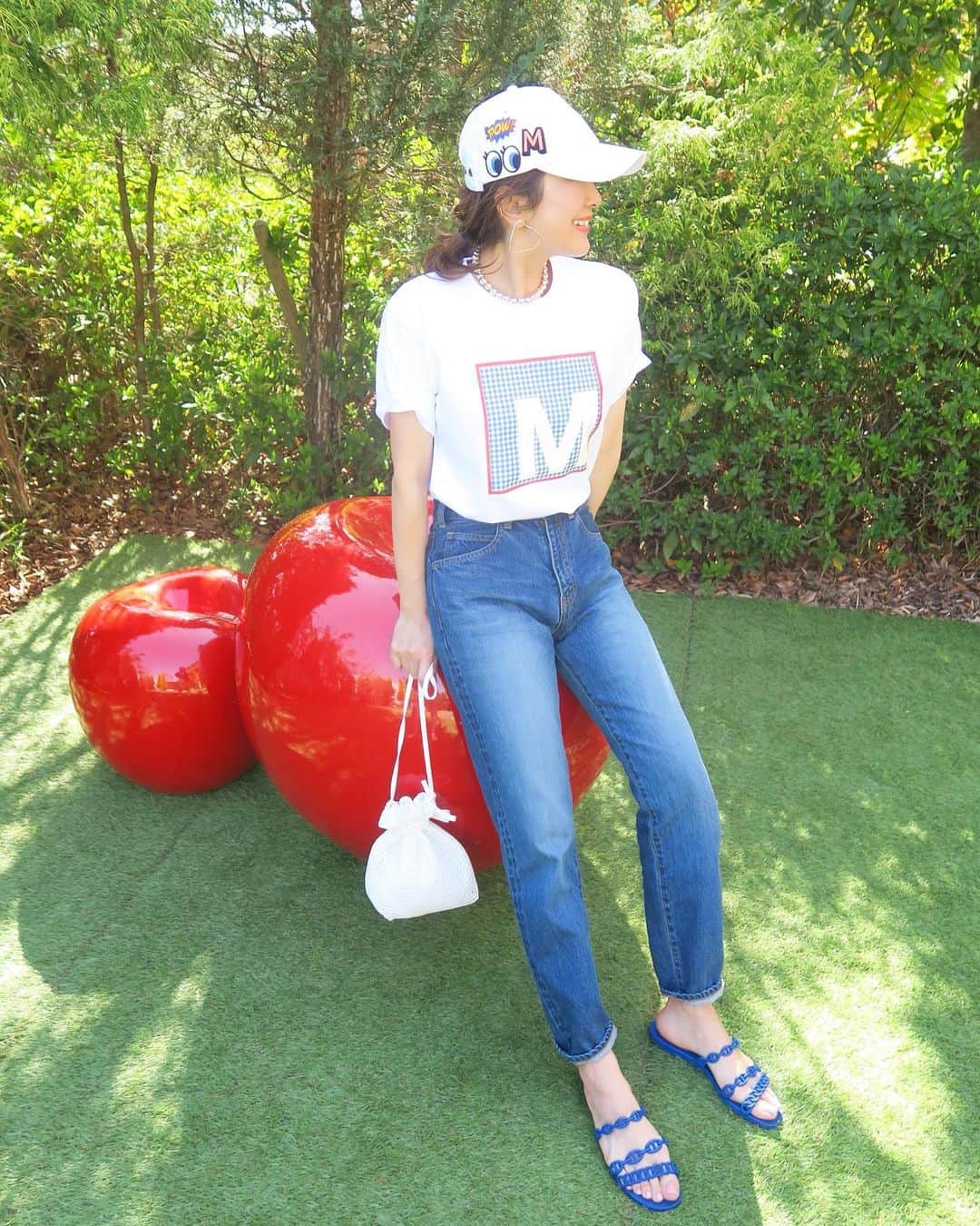 Mai Wakimizuのインスタグラム：「去年大人気だったイニシャルTシャツ。今年はギンガムチェックで更にパワーアップ！どの配色もめちゃくちゃ可愛い！Mはマリンカラーなのでデニムコーデが最強♡もちろんkidsも作ってるので、憧れだった息子とのリンクコーデがやっと出来る♡そして、イニシャルTに合わせてイニシャルキャップも作ってます＼(^o^)／popなワッペンで気分上がる！とりあえず夏絶対的に使えるwhiteをゲット。(他navy.blackもあります♡) #wakkinstyle#ootd#coordinate#ママコーデ tops&cap:#linkable @linkable_official(今週15日〜予約販売開始予定) denim:#linkable @linkable_official  pouch:#linkable @linkable_official(今月28日〜東京伊勢丹popupノベルティ) shoes:#hermes」