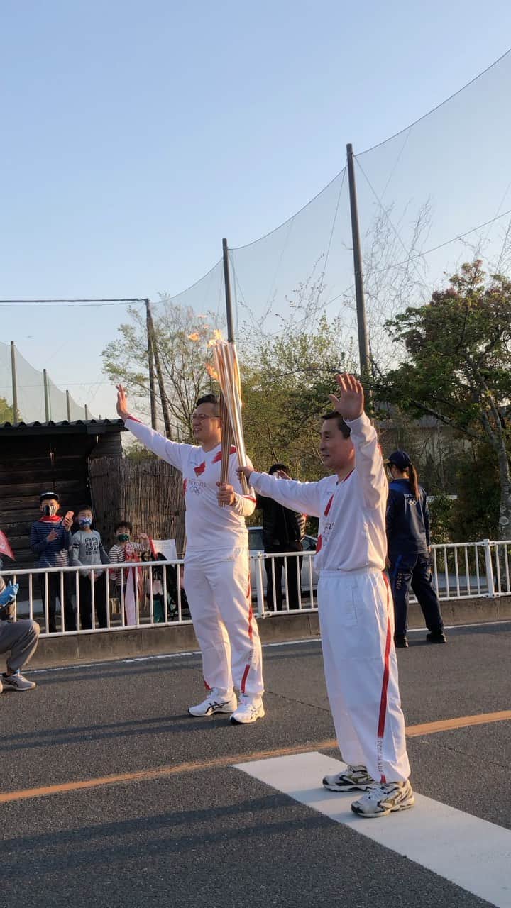 野村忠宏のインスタグラム：「. 4月11日、奈良県天理市で聖火リレーが行われました。 後輩の穴井隆将と恩師の細川伸二先生が聖火ランナーを務めたので、その英姿を見届けてきました🏃‍♂️🔥」
