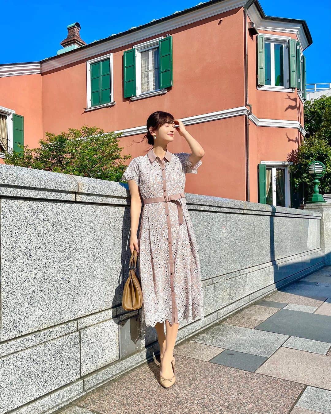 のインスタグラム：「🧡🤎💚  展示会でつけたお洋服が続々と届くこの頃🛍 この日も一目惚れしたワンピースを着ました✨ ベージュカラーが大人っぽくてツボ…🥺 カットワークのレースも贅沢で柔らかくて とっておきの1枚になりました💐 アラサーを迎えてからは、 なんとなく膝下丈のものしか着られなくなったけど これは程よい長さでとっても着やすいです💕  dress @diagramofficial #diagram  　　　@grace_continental.div #gracecontinental bag @gucci #gucci  #coordinate#ootd#Japanese#japanesegirl#instafashion#rubi_fashion#男の子ママ#新米ママ#東京ママ#春服#新作#오오티디#아웃핏#刺繍#レース#ワンピース#カットワーク刺繍」