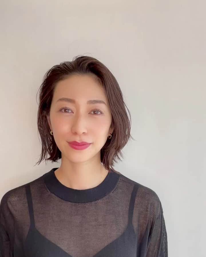 熊澤枝里子のインスタグラム：「new hair💇‍♀️✨  made by @ayacoo3  at @kakimotoarms_official   20代終わりに35歳頃にこんな髪型にしたい。 とふと絵を描いた事があった。 今日川口さんに仕上げてもらった髪型は意図せずその髪型そのものだった！✨  川口さんはじっくり丁寧に、「求めてるもの」と「似合う素敵」を見つけ出して作り上げてくれました😌💕 日頃の扱いやすさや、仕事でのニーズも全て考えてくれ本当に嬉しい🥰❣️  すごく気に入ったnew hair✨ ありがとうございました😊💕」