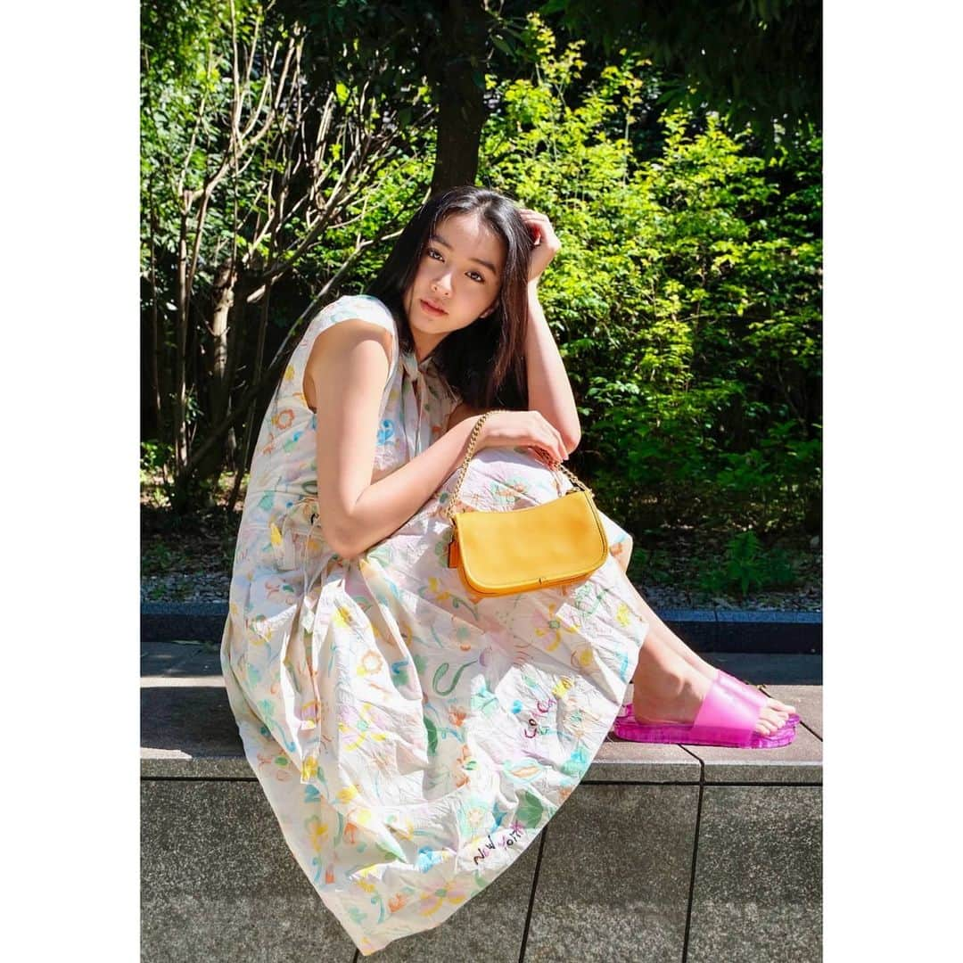 kokiさんのインスタグラム写真 - (kokiInstagram)「Daydreaming in the sun ☀️  Love this cute bright bag and the bright pink shoes💗   日向ぼっこ☀️ 元気が出るポップなバックと可愛いピンクサンダル💗  コーチ ユリッサ スライド #CoachNY @Coach」4月12日 13時52分 - koki