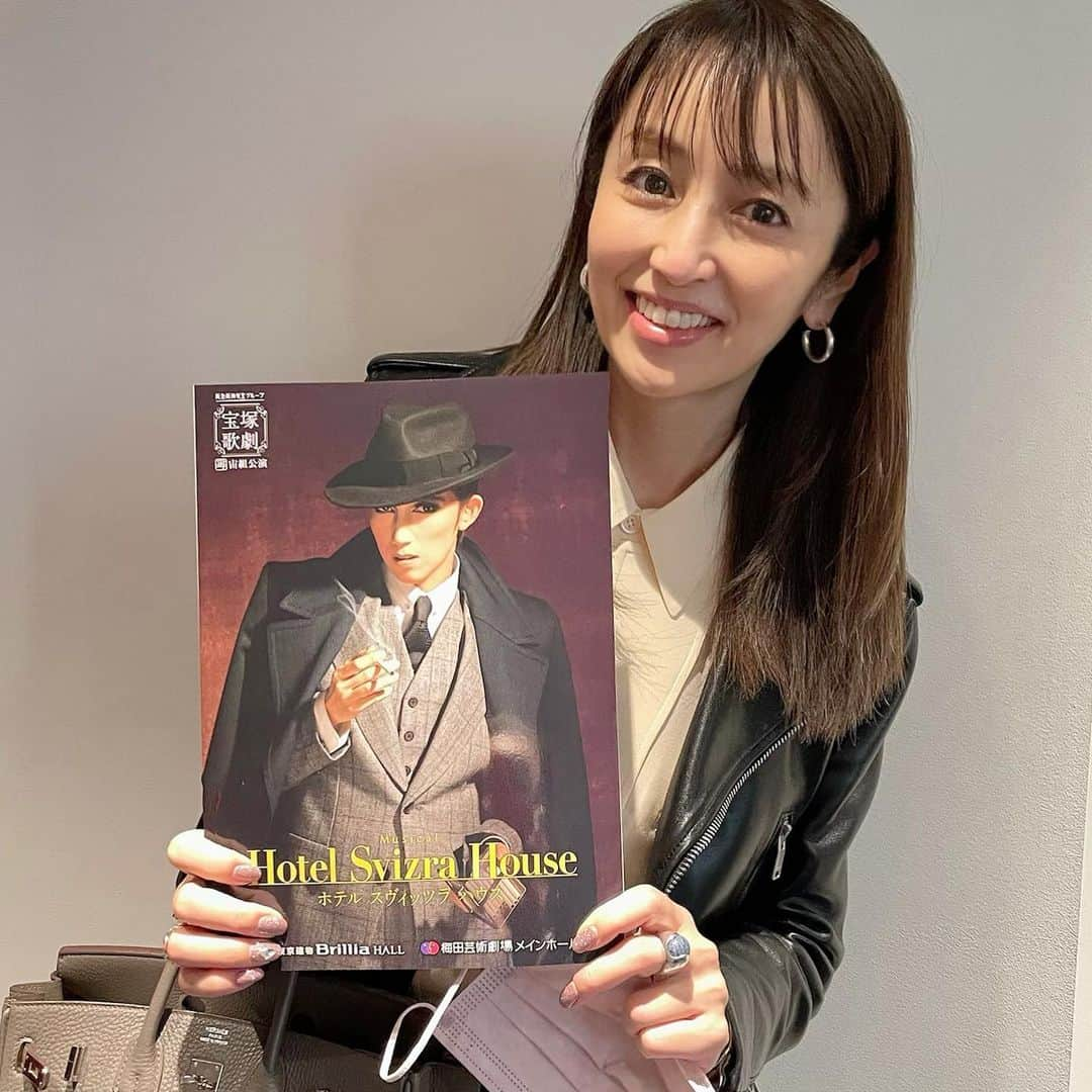 矢田亜希子さんのインスタグラム写真 - (矢田亜希子Instagram)「行ってきました‼︎ 今回もとても素晴らしく感動し涙涙でした。夢のような素敵な時間をありがとうございました‼︎ #宝塚歌劇#宙組#宙組公演#ホテルスヴィッツラハウス#真風涼帆  さん#素敵#惚れ惚れ#目がハート#これ本当#夢のような時間#キラキラ」4月12日 19時22分 - akiko_yada