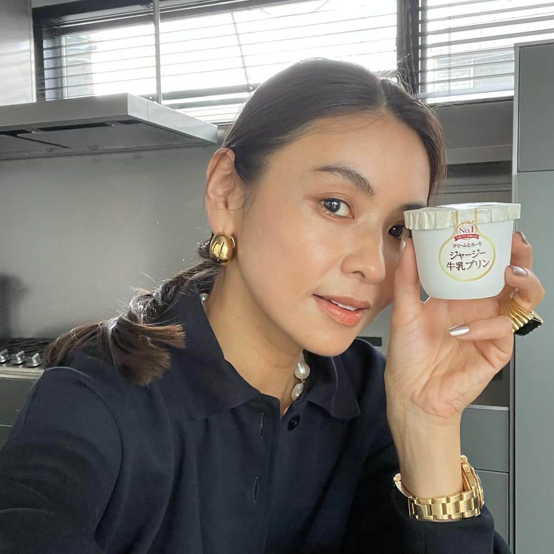 のインスタグラム：「ひと休みのおやつタイムにリニューアルしたジャージー牛乳プリン🍮​ トロトロの食感にミルクの素朴な味わいが美味しい🍮​ 癒されるわ〜☺️​ @ohayo_milk​ #OHAYO​ #オハヨー乳業​ #ジャージー牛乳プリン​ #PR​」