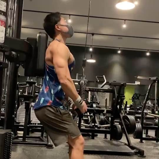 廣島徹哉のインスタグラム：「昨日からトレーニング再開。  筋肉痛が凄まじくて辛い… 1週間サボったのに体重は1.5kg落ちて少し質感が良くなった🤔  減量停滞してる人は思い切って長めのオフ取ると良いかもしれません。  知らんけど🙋‍♂️  #モンハンライズ買っちゃった #マガイマガドに3乙 #腕トレ #チートデイ好きと繋がりたい  #アイス好きと繋がりたい #三代欲求は食欲睡眠欲アイス欲 #いっぱい食べる君が好き #筋トレ #フィジーク #ボディビル #クラシックフィジーク #パーソナルトレーニング #本野式筋膜連鎖トレーニングXYⅡZ #タイプ別トレーニング #タイプX #増量 #減量 #bodymake #bodybuilding #fitness #workout #physique #classicphysique #gym #training #protein #icecream #cheatday #cheatmeal」