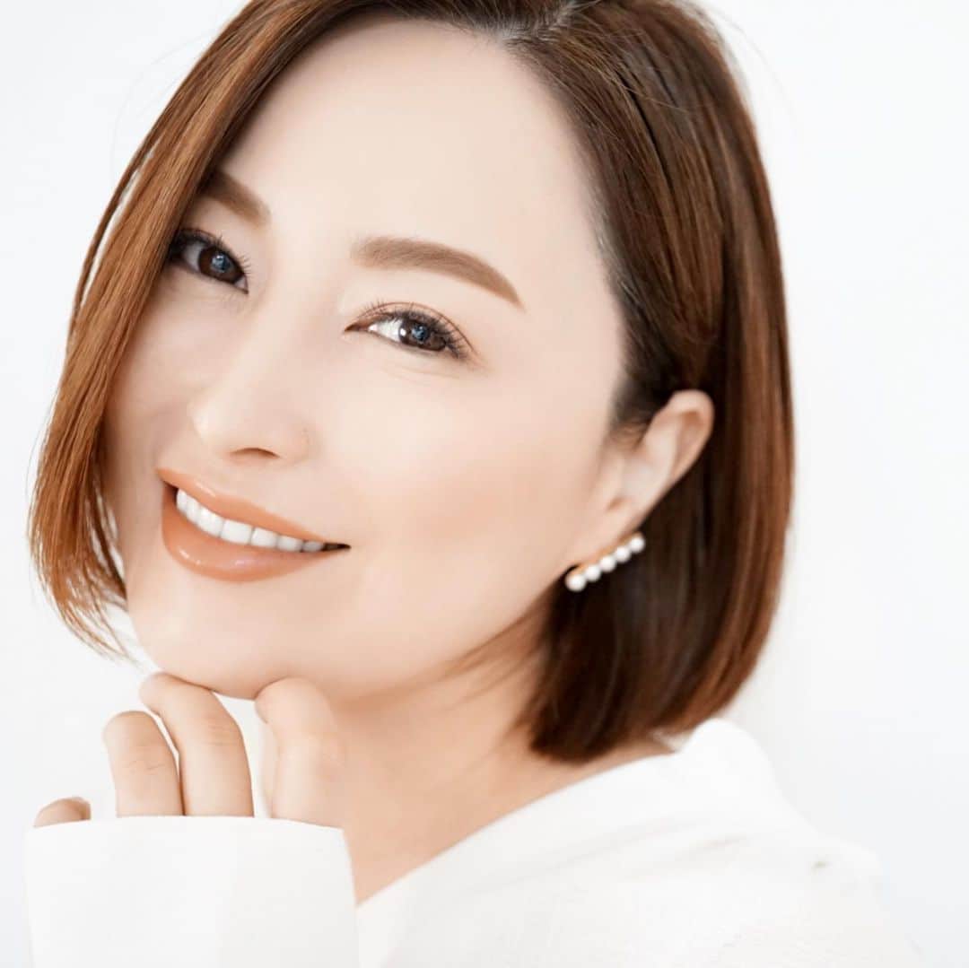戸田さと美のインスタグラム：「先日40歳になりました。﻿ 大きく変わったということはないけれど、﻿ ﻿ 日々のスキンケアのお陰で﻿ すっぴんに自信が持てるようになってきたので﻿ ﻿ メイクもよりシンプルに美しく。﻿ ﻿ 色物で飾らなくても﻿ それが心地よかったりして。﻿ ﻿ コギャル全盛期に育った私が﻿ 大人になったなぁとしみじみ思います。﻿ ﻿ ﻿ 本日のメイクは﻿ ﻿ 私が一番尊敬していて、大好きな﻿ RUMIKOのアンプリチュード。﻿ ﻿ ●アイメイク﻿ コンスピキュアス リキッドアイズ﻿ 0１　ピンクベージュ﻿ ﻿ この一本だけで、ラインも他の色も重ねません。﻿ アイフォールに広げてあげるだけで、美しいグラデになります。﻿ リキッドなのにサラッとして絶対によれない優れもの。﻿ 何より、単色でここまで美しい奥行きが生まれるのは、他のブランドでは見ないかと。﻿ ﻿ ﻿ ●チーク﻿ スモーキーシーク フォーチークス﻿ 02 スモーキーローズ﻿ ﻿ この数色が透明感と艶感と奥深い血色とを﻿ 醸し出す。まさに求めていましたって感じで即買いして一品。﻿ 限定だから、もう一色の方も買っておこうと思います。﻿ ﻿ ﻿ ●リップ﻿ コンスピキュアス リップス﻿ 01 ペールベージュ﻿ ﻿ 大分以前に購入したけれど、いつになっても﻿ しっくりくる。都会的な上品な女性なイメージ。媚びるわけでもなく、強がるわけでもなく﻿ 自立した女性によく似合う色です。﻿ ﻿ ﻿ 40代は自分の心地いいを探究していこうと思います。﻿ これからもよろしくね💐﻿ ﻿ #アンプリチュード﻿ #amplitude﻿ #新作コスメ﻿ #春コスメ﻿ #eyemake﻿ #makeup﻿ #アイメイク﻿ #アイシャドウ﻿ #限定コスメ ﻿ #instamakeup﻿ #コスメ﻿ #コスメ好きさんと繋がりたい﻿ #コスメレポ﻿ #コスメマニア﻿ #美容﻿ #美容好きな人と繋がりた﻿ #美容好き﻿ #スキンケア﻿ #スキンケアマニア﻿ #スキンケア好き﻿ #時短メイク﻿ #メイク﻿ #ママファッション﻿ #シングルマザー﻿ #エイジングケア ﻿ #置き画くら部」