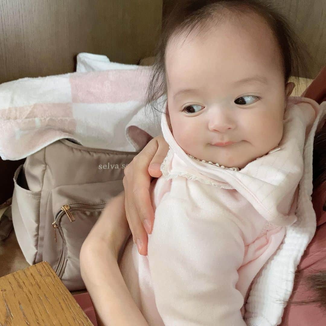 アレクサンダーのインスタグラム：「可愛い ただいまミルク飲む終わりました。 とんとんとん❤️ #赤ちゃん」