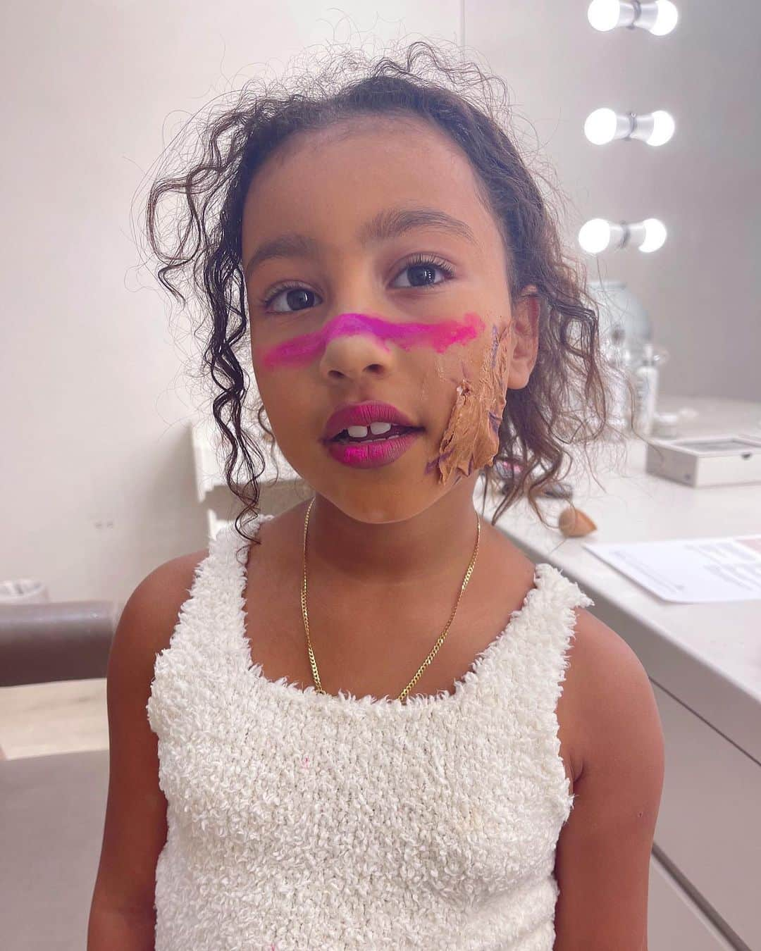 キム・カーダシアンさんのインスタグラム写真 - (キム・カーダシアンInstagram)「My creative baby! North was testing out some make up looks she thinks I should do for some shoots. She also was testing out special effects make up tricks and used tissue on her cheek and covered it in foundation to look like a scar. I love seeing the looks she creates!」4月12日 15時00分 - kimkardashian