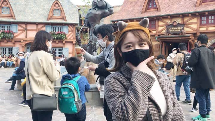 のインスタグラム：「美女と野獣エリア🏰🌹  大好きなベルとガストンにも会えたよ💛  #ディズニー#ディズニーランド#美女と野獣#美女と野獣エリア#beautyandthebeast#disney#disneyland」