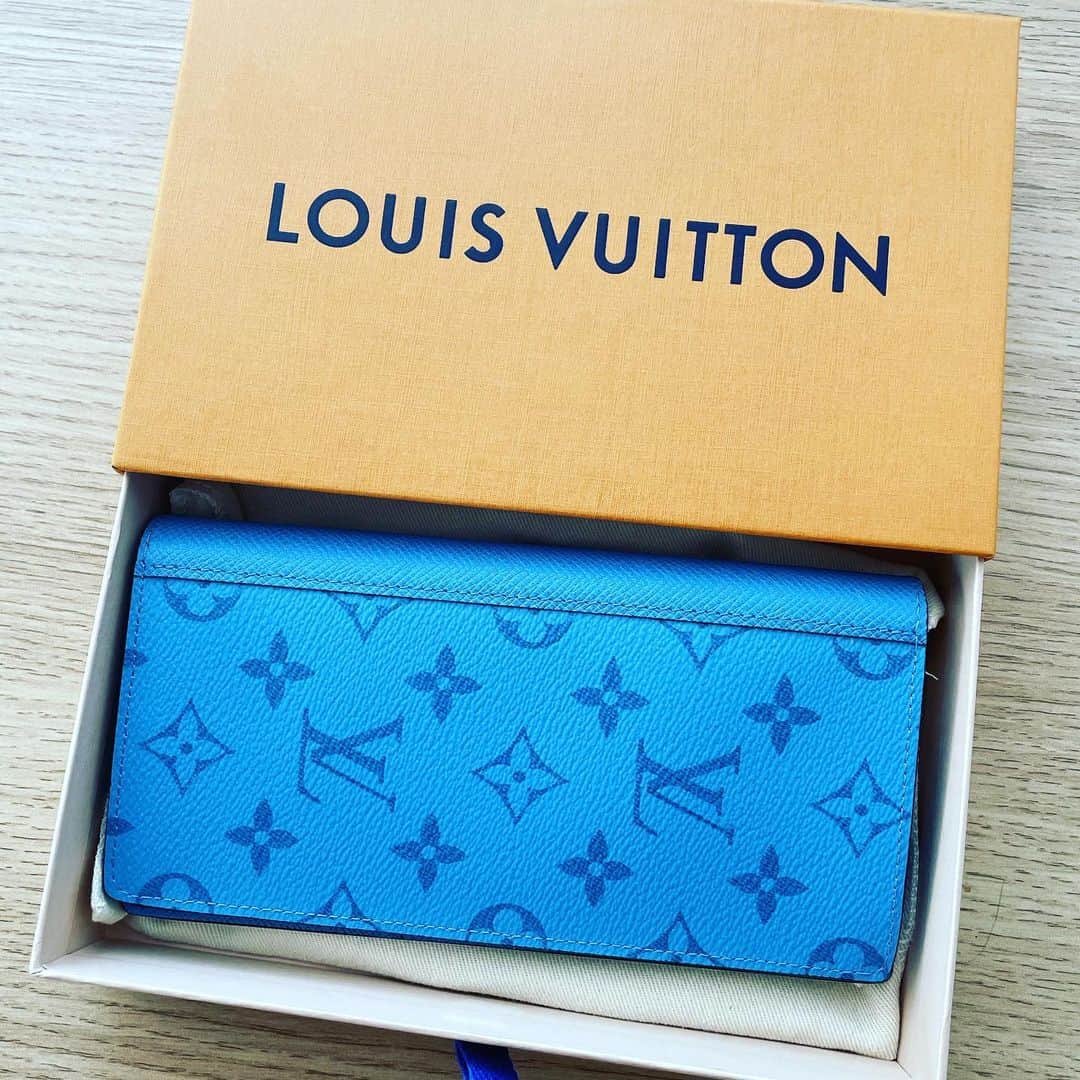 戸谷公人のインスタグラム：「NEW財布✨✨  #louisvuitton  #春は財布新しくする #やっぱり青 #稼ぐぞ〜」