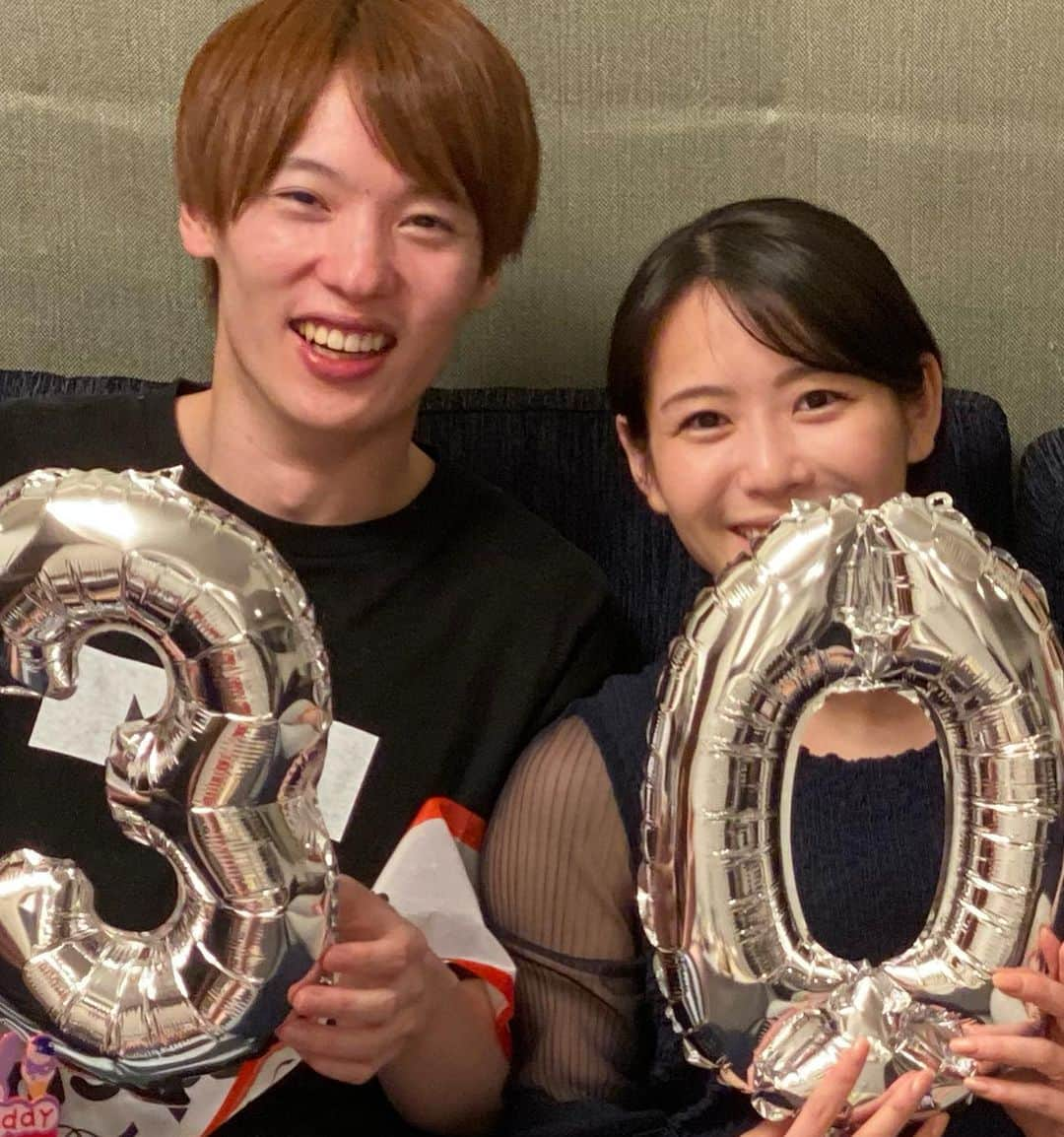 玉木碧さんのインスタグラム写真 - (玉木碧Instagram)「昨日で夫が30歳になりました！！  本当は30歳の節目ということで盛大に祝ってあげたかったのだけれど…夫の実家から送ってもらった海鮮と装飾でささやかですがお祝いをしました✨  とにかくお酒がすすむ食材ばかりなので、かなり酔って上機嫌になった夫は色んな人に電話をかけて『おめでとう』を言ってもらいたいという謎の遊び？を思いついてかなーり厄介でしたが（笑） 30歳電話にお付き合いいただいた方々ありがとうございました😭✨ コロナ禍で皆んなにあまり会えない状況だからこそかな😂  急にかかってきてびっくりしたと思いますが、皆優しくて良かったね😂 けど来年はやめてねw  最後はモフに可愛がられながら酔いつぶれて寝ていました。笑  #30歳 #夫　#夫婦　#誕生日　#birthday #hasband  #石川　#海鮮　#鯛めし　#めでたい　#めでたいめし  #卓球　#松平健太　#卓球選手 #セントフォース　#フリーアナウンサー　#玉木碧」4月12日 15時58分 - tamaki_aoi.official