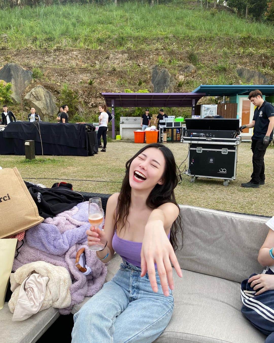 張香香のインスタグラム：「第一張完全就是「🤣」的完美詮釋 昨天在山上沒網路直接與世隔絕一整天🥲 但偶爾少看手機多看看大自然日出雲海和星星也很不錯💚 (但最多只能接受一天🙂)」