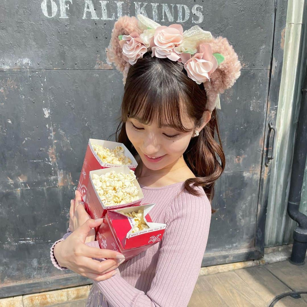 栗田麻理のインスタグラム：「. Popcorn🍿  ディズニーのポップコーンが大好きです☺︎ ブラックペッパーの復活は嬉しいですね〜  全部同じ色に見えますが、 ガーリックシュリンプ・ブラックペッパー・カリー味です◎  ちなみに🧄があまり好きではないのでガーリックシュリンプは友達のです👀笑」