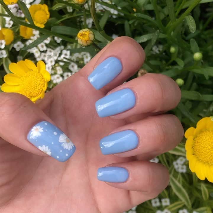 harunaのインスタグラム：「Spring nails🐝💐 いつも可愛すぎるネイルありがとうございます🥰 @fanfan_colorsnail」