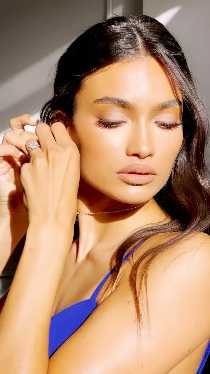 ケリー・ゲイルのインスタグラム：「Dressed up 💙 @revolve」