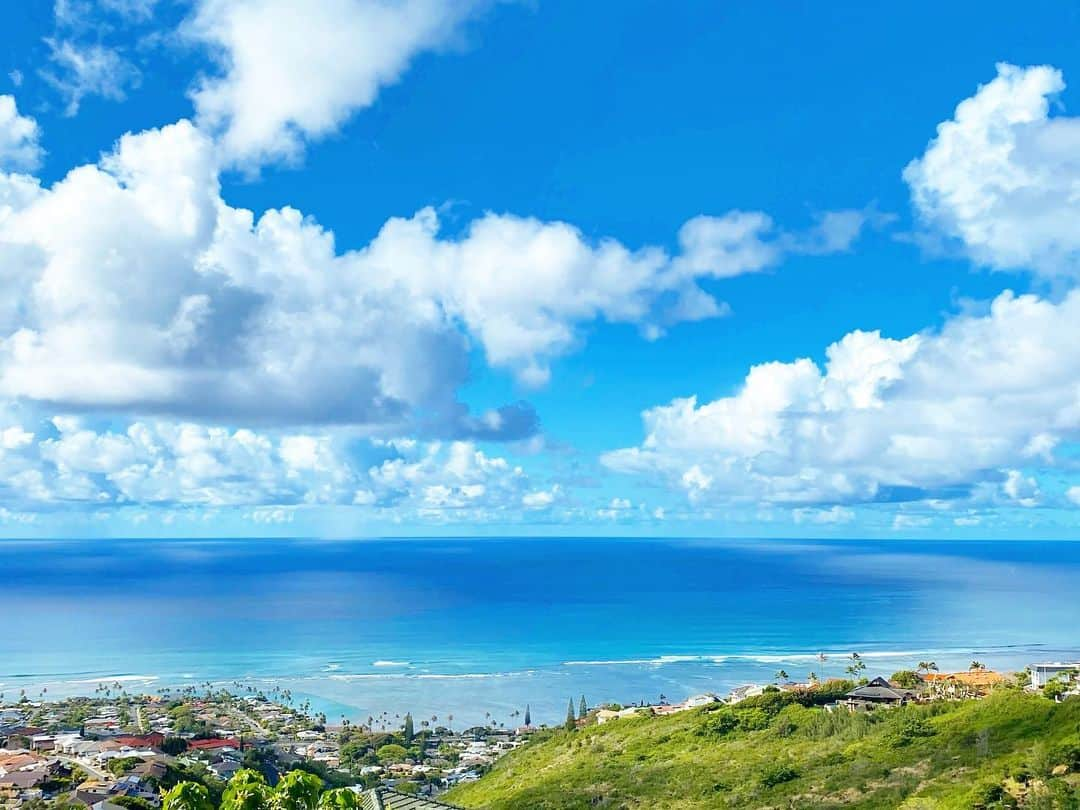 マキ・コニクソンさんのインスタグラム写真 - (マキ・コニクソンInstagram)「Good morning from Hawaii!🌺  今日の海はガラスが雲に反射してるみたい。 まるで絵🖼をみてるようだよ！ そして朝からご機嫌のハワイ！☀️😎  今日はやる事たくさんあるから一つ一つ 丁寧に片付けていきます！☝🏼 忙しいとついつい雑になりがちだから 常に自分にリマインドしないとだね！  それは人に発する言葉や態度も同じ なぁなぁで雑になってはいけない。 人に接する時や話す時は常に 意識して接しないとダメだよね。 “親しき仲にも礼儀あり”  毎日が勉強です！✍🏻 失敗して学ぶ事が多いね。 昔の人は本当にいい事を言うね。 “失敗は成功のもと” まさにそれ！☝🏼  お互い失敗をおそれず 毎日精進していこうね！👍🏼  笑顔で行ってらっしゃい！👋🏼　 Alohappy!! 😄🤙🏼  #エアハワイ🌺  #ハワイのおすそ分け🤙🏼  #失敗は成功のもと #親しき仲にも礼儀あり」4月13日 4時20分 - makikonikson