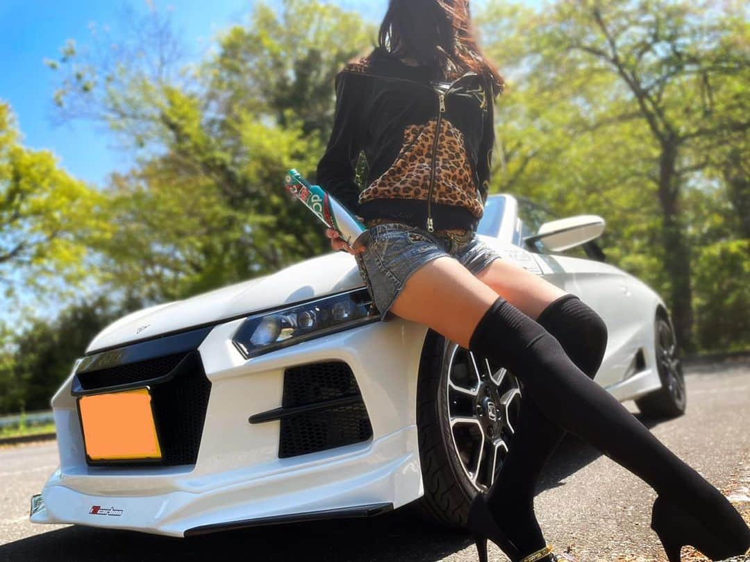 Ruriさんのインスタグラム写真 - (RuriInstagram)「@rs_carbon さんのフロントになった私の愛車😍❤️. かっこいいねと言っていただけて本当に感謝です❤️. . これからは、このフロントでのお写真もあげていきますよー🤩✨. 色々楽しみだなっ❤️. . あっw この間の筑波サーキットでもらった @surlusterinsta さんのループパワーショットも使ってみたw. . . #rs_carbon #rsカーボン #s660 #s660女子 #エスロク #エスロクガール #hondas660 #スポーツカー #マニュアル車 #カーボン #frp #車好き女子 #クルマ好き女子 #キャンギャル #cargirl #モデル #被写体 #撮影 #セクシーカーガールズ #sexyphoto #脚 #太もも #美脚 #ニーハイ #kneehighsocks #絶対領域 #japanesegirl #パーカー #ショーパン #短パン」4月12日 19時34分 - r.r_1211