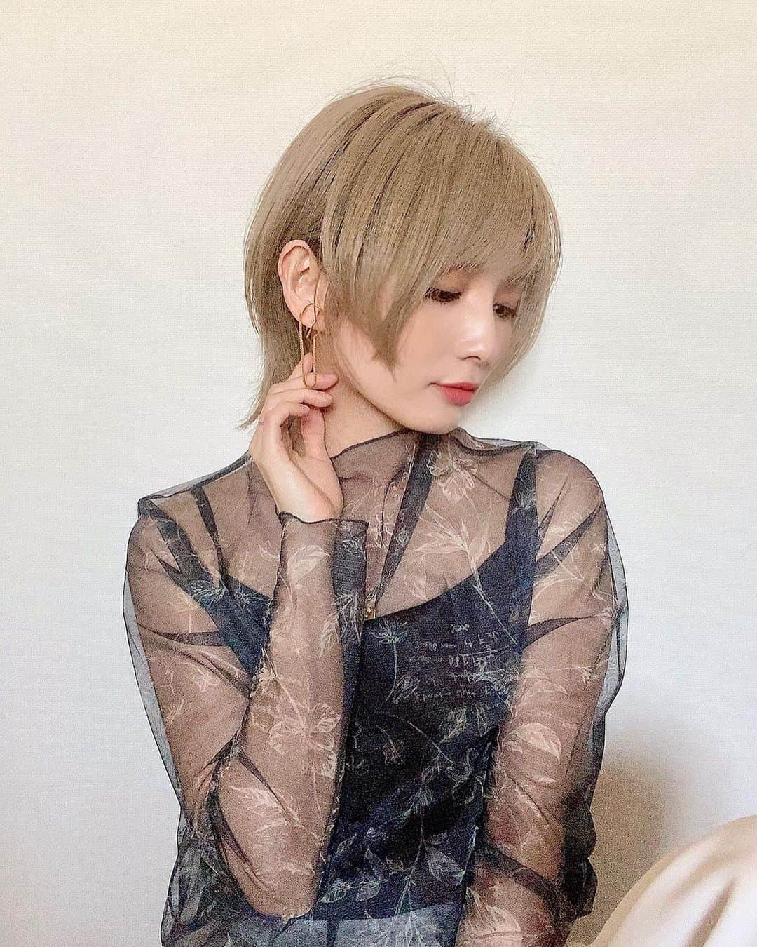 サキのインスタグラム：「. @in_m_o_o_d のイヤーカフ  『HOOP chain』/ gold / 6,600円  滝沢カレンが着けてるの見てゲット  シルバーの方が個人的には好きだけど 顔周りは肌に合うゴールドで統一。  イヤーカフよく無くすけどこれは形変えられるのでつけた後少し押して調整し、取れないようにしてます🌿  #inmood #イヤカフ #earcuff #amerivintage」
