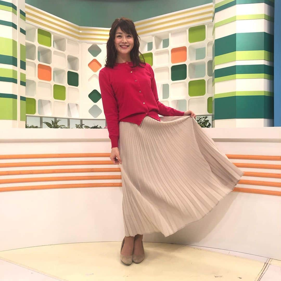 高井瑛子のインスタグラム：「. . 「まるどりっ！」の衣装は 色鮮やかなトップスでした🥰 . . 暖かくなると 明るい色が着たくなりますね☺️ . スカートもひらひら〜 クリーム色のスカートでした。 . . ------------------------------------------ #新潟テレビ21 #ux #アナウンサー #まるどりっ #旅してちょうない #生放送 #コーディネート #カーディガン #プリーツスカート #春ファッション」