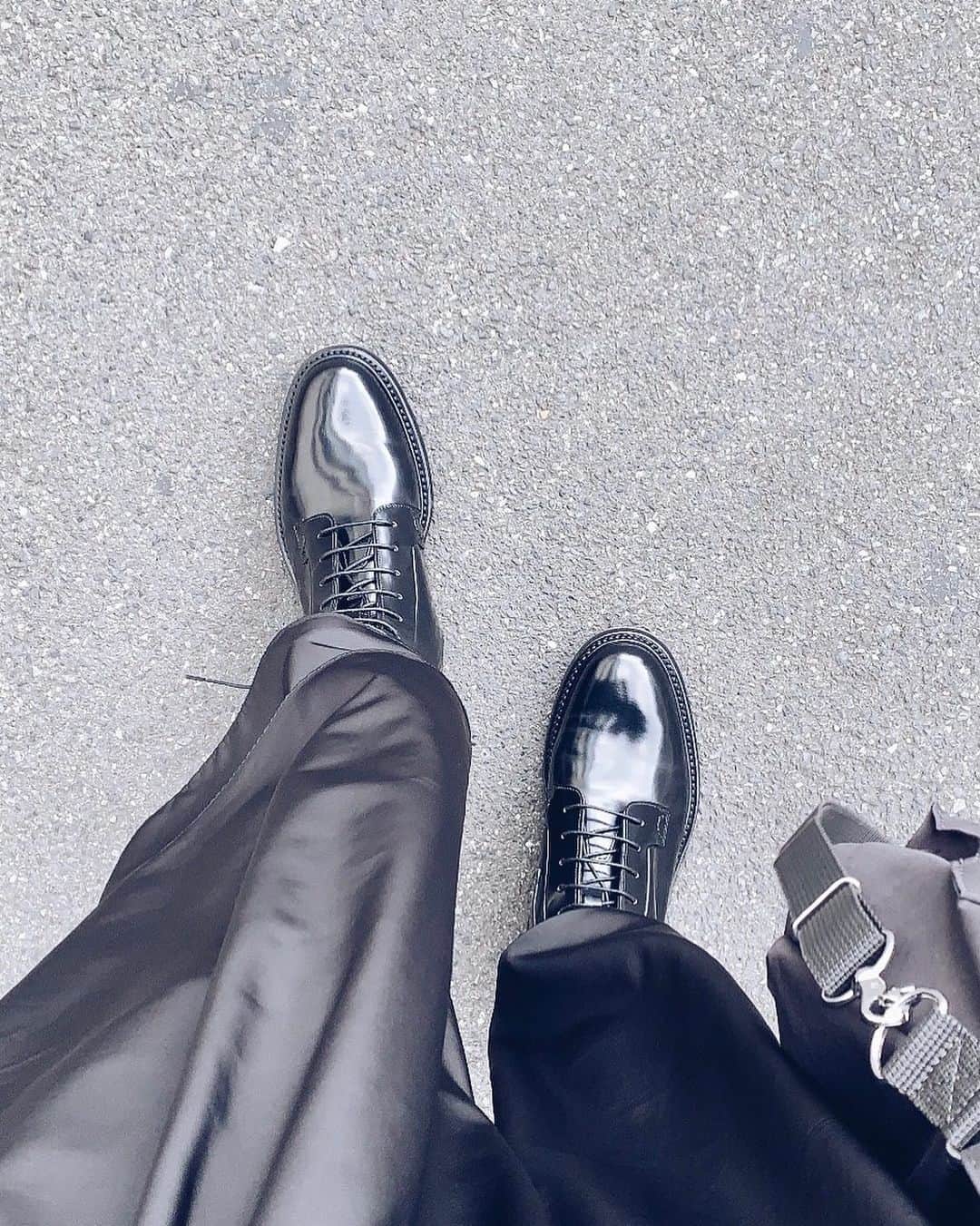 熊井友理奈さんのインスタグラム写真 - (熊井友理奈Instagram)「_  最初はロボットみたいな歩き方になるくらい 固いですよって店員さんに言われたけど その通りだった…😭🤖  #boots #churchs #革靴 #自分へのご褒美 #やっと履いた  この子に素敵な所へ連れていってもらおう👢  頑張って育てます👢🖤」4月12日 19時44分 - kumai_yurina