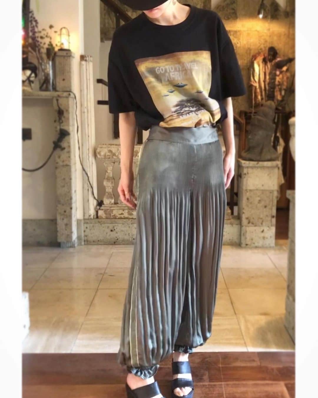 シェアースピリットのインスタグラム：「SIZE 36 ¥53,900 . サテン がプリーツ加工 . ウエストからピップラインまで細かいプリーツ . ピップラインから裾にかけてプリーツが広がっています。 . 裾にシャーリングをすることにより、よりフレアに🌟 . たっぷり感が素敵です✨✨✨ . お色はシックなモスグリーン 色違いブラックもあります。 . Tシャツに合わせるだけでかわいい。もちろんジャケットとの相性も抜群です。 . 通常対応しております。 お電話、インスタグラムのメッセージよりお問い合わせください。 . #sharespirit#シェアースピリット#代官山」