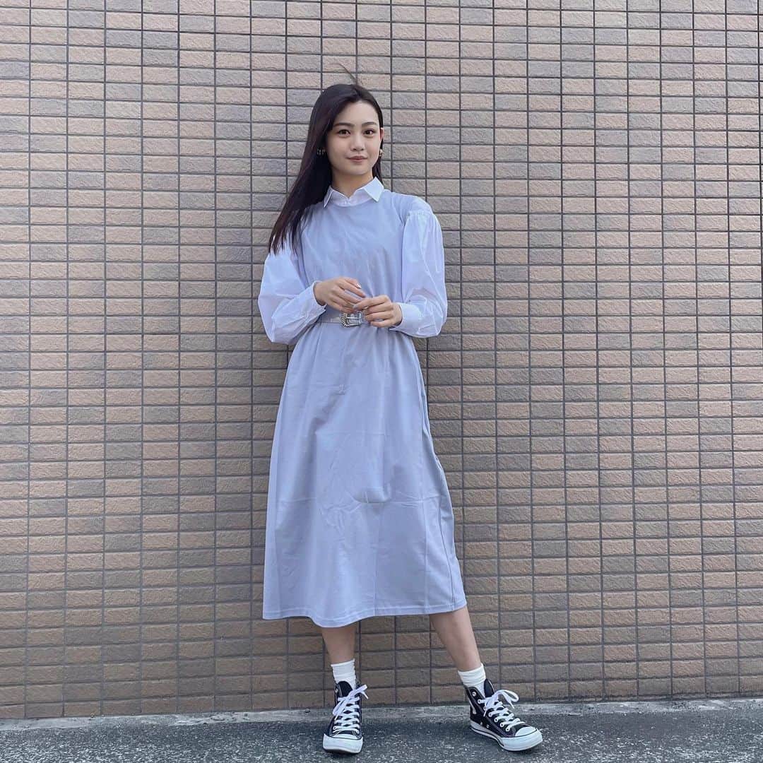 安村真奈のインスタグラム：「パープルのワンピにシャツをレイヤードしてみた💜 夏まで着れるから嬉しいな〜！  #gu_for_all  #GUstyle #gupr #ワンピース #ショルダータックワンピース」