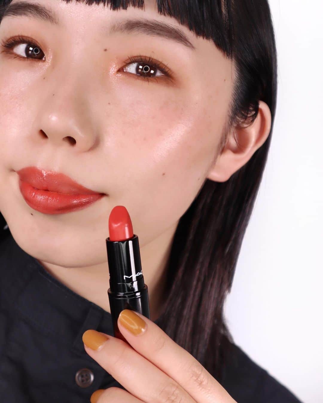 M∙A∙C Cosmetics Japanのインスタグラム：「ひとぬりで、ぷるんとラブリーな唇へ！ 🆕ラブ ミー リップスティックから、 レッドオレンジのオール ミー, ベイビーに合わせたメイクルックご紹介🌸✨ ㅤ 《使用製品》 ＊LIPS ☑︎ラブ ミー リップスティック オール ミー, ベイビー ＊EYES ☑︎スモール アイシャドウ テクスチャー ☑︎スモール アイシャドウ チュチュ グッド ＊BLUSH ☑︎グロー プレイ ブラッシュ ソー ナチュラル ㅤㅤ Shot by M·A·C EVENT ARTIST Hatsuo Arisaka @hatsuo_mua ㅤ #MACLOVEME #MACラブミー #オレンジメイク #オレンジリップ」