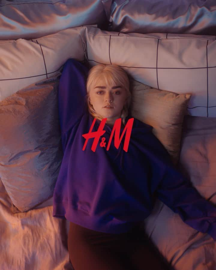 メイジー・ウィリアムズのインスタグラム：「I am pleased to finally share the news of my partnership with H&M as ✨Global Sustainability Ambassador✨ and I cannot wait for you all to see what we have been working on. 💌  In this role, I will be working closely with experts within H&M to drive their sustainability initiatives and shape the path towards an accessible and circular fashion future. The long term goal is to use 100 percent recycled or other sustainably sourced materials for textiles across the entire H&M Group by 2030. ♻️   It’s time to take action and create more viable production circuits in fashion to protect our planet for the next generation. 🌎 🌱  @hm  #jointherecyclingrevolution  #looopit  #letschangefashion」