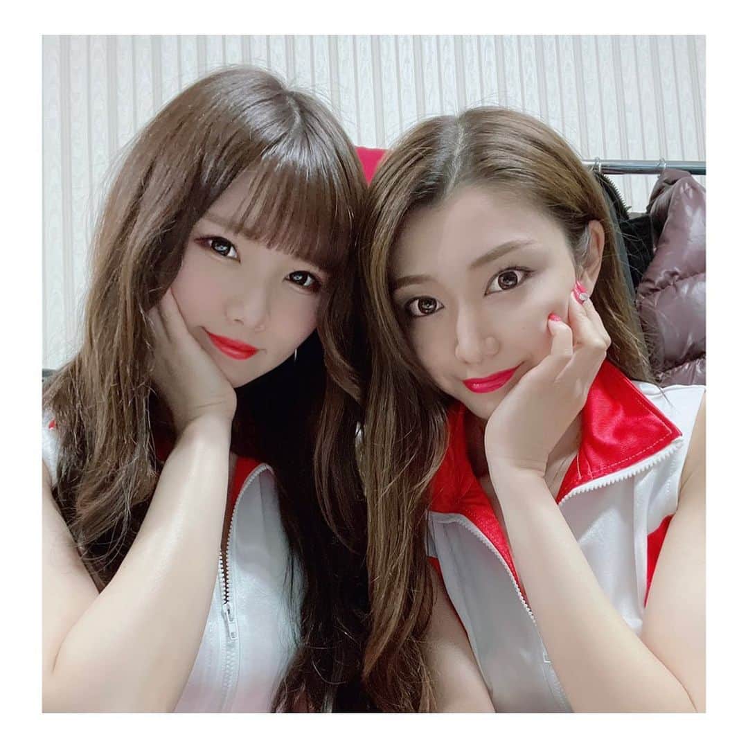 愛聖りささんのインスタグラム写真 - (愛聖りさInstagram)「. 🕑2021.04.11. .  ラウンドガールとしてDEEP★KICKに﻿ お邪魔してきました🙋‍♀️❤️﻿ .﻿ 人生初のラウンドガールは﻿緊張したけど ゆうちゃんも一緒だったし楽しかったです🥰﻿  .﻿ そして初めて生で見る格闘技。﻿ 正直、格闘技を見るのは﻿ 苦手意識がありましたが﻿ （殴り合いや血が怖いので😭）﻿ 間近で見る格闘技はとても迫力があって﻿ 選手の皆さんかっこよかったし、﻿ 何を喋ってるかは分からないけど﻿ 試合後に会話を交わしたり﻿ コミュニケーションをとっている﻿ 選手の姿を見たら、やっぱりこれは﻿ ただの殴り合い、蹴り合いではなく、﻿ 立派なスポーツなんだなぁと﻿ （当たり前のことなんですが😂）﻿ 再認識しました。﻿ .﻿ また見に行きたいなぁ☺️💕 . #deepkick #格闘技 #キックボクシング #ラウンドガール」4月12日 20時08分 - risa_aise