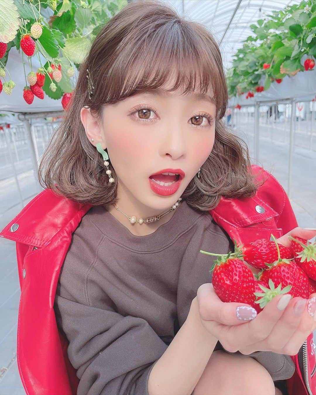 りなてぃさんのインスタグラム写真 - (りなてぃInstagram)「﻿ ﻿ んふふ🍓♥﻿ ﻿ はい、大満足。←﻿ ﻿ ﻿ かとこと👨🏻に関しては遠目でお願いしても﻿ なぜかどんどんアップで撮ってくるあるある。🤣♥←﻿ ﻿ そんなところがすき。←は﻿ ﻿ ﻿ ﻿ 持ち帰ってきたいちごも﻿ もうすぐ食べ終わってしまう...。🥺💭﻿ ﻿ つぎは行ったことないけど﻿ メロン狩りと桃狩りが気になりますね🍈🍑♥️（笑）﻿ ﻿ フルーツ好きが止まらない🤷🏻‍♀️﻿ ﻿ ﻿ ﻿ そしてやっぱりチョーカーとマットピアスの﻿ 組み合わせ最強🤟🏻🤍かわいい。﻿ ﻿ 5色展開全部かわいい。﻿ 昨日のインスタライブでも﻿ みんなめちゃくちゃ迷っててかわいかた🤣♥﻿ ﻿ 👨🏻に急に被せられたライダース🧥﻿ めちゃくちゃ重かたな...🤣←﻿ ﻿ ﻿ #カラコン #ootd #outfit #coordinate #fashion﻿ #コスメ好き  #自まつ毛メイク #りなてぃー ﻿ #merue #メルエ #アクセサリー ﻿ #いちご狩り #いちご #愛知いちご狩り #市野園芸﻿ #東海いちご狩り #いちご狩り🍓#苺狩り﻿ ﻿ ﻿ ﻿ ﻿」4月12日 20時06分 - rinatea_25