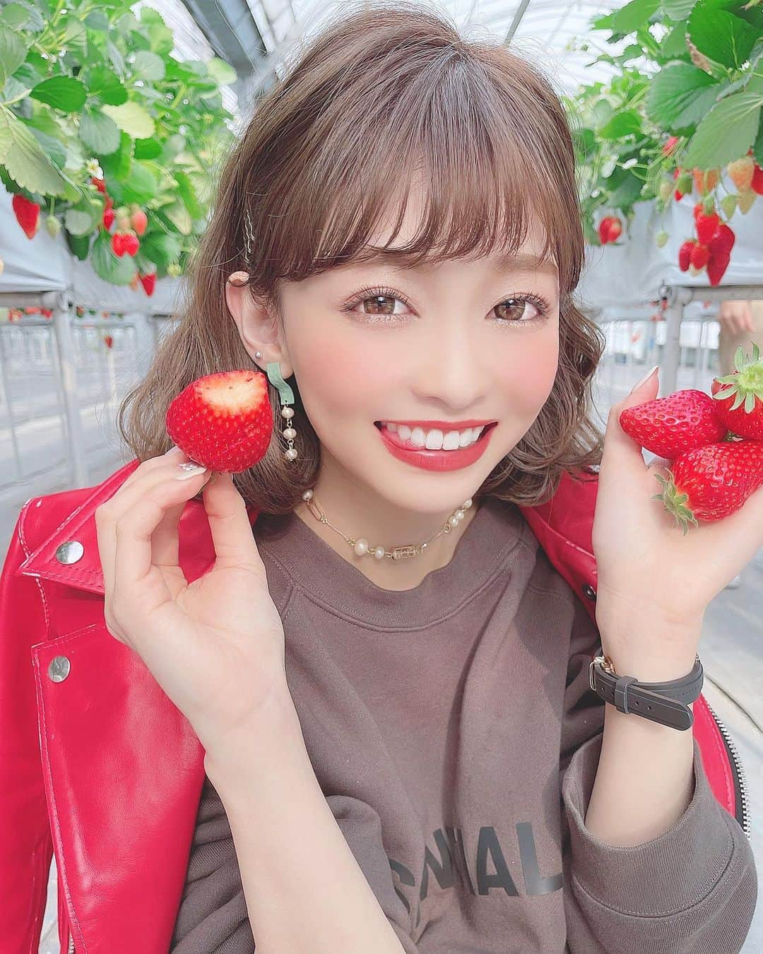 りなてぃさんのインスタグラム写真 - (りなてぃInstagram)「﻿ ﻿ んふふ🍓♥﻿ ﻿ はい、大満足。←﻿ ﻿ ﻿ かとこと👨🏻に関しては遠目でお願いしても﻿ なぜかどんどんアップで撮ってくるあるある。🤣♥←﻿ ﻿ そんなところがすき。←は﻿ ﻿ ﻿ ﻿ 持ち帰ってきたいちごも﻿ もうすぐ食べ終わってしまう...。🥺💭﻿ ﻿ つぎは行ったことないけど﻿ メロン狩りと桃狩りが気になりますね🍈🍑♥️（笑）﻿ ﻿ フルーツ好きが止まらない🤷🏻‍♀️﻿ ﻿ ﻿ ﻿ そしてやっぱりチョーカーとマットピアスの﻿ 組み合わせ最強🤟🏻🤍かわいい。﻿ ﻿ 5色展開全部かわいい。﻿ 昨日のインスタライブでも﻿ みんなめちゃくちゃ迷っててかわいかた🤣♥﻿ ﻿ 👨🏻に急に被せられたライダース🧥﻿ めちゃくちゃ重かたな...🤣←﻿ ﻿ ﻿ #カラコン #ootd #outfit #coordinate #fashion﻿ #コスメ好き  #自まつ毛メイク #りなてぃー ﻿ #merue #メルエ #アクセサリー ﻿ #いちご狩り #いちご #愛知いちご狩り #市野園芸﻿ #東海いちご狩り #いちご狩り🍓#苺狩り﻿ ﻿ ﻿ ﻿ ﻿」4月12日 20時06分 - rinatea_25