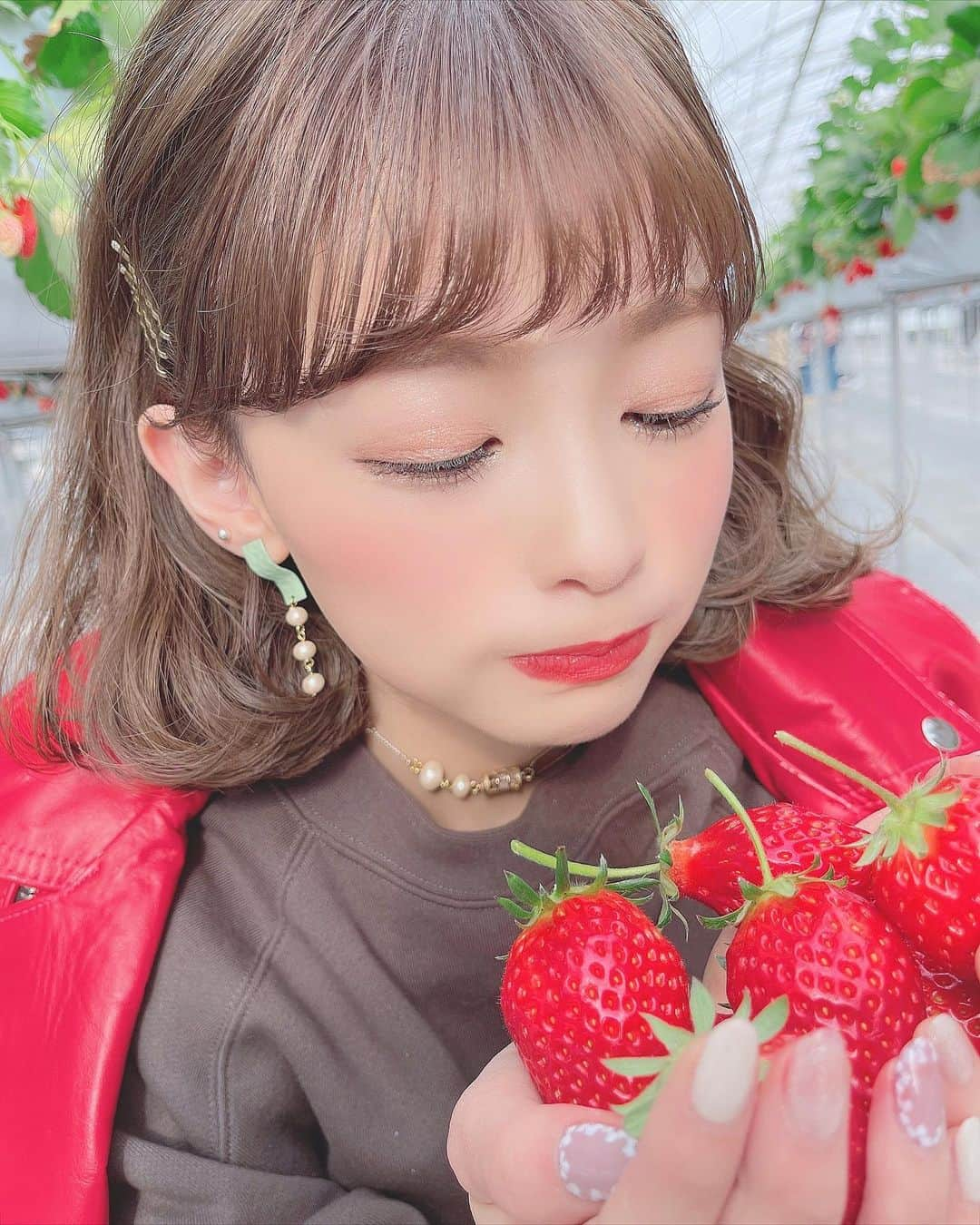 りなてぃさんのインスタグラム写真 - (りなてぃInstagram)「﻿ ﻿ んふふ🍓♥﻿ ﻿ はい、大満足。←﻿ ﻿ ﻿ かとこと👨🏻に関しては遠目でお願いしても﻿ なぜかどんどんアップで撮ってくるあるある。🤣♥←﻿ ﻿ そんなところがすき。←は﻿ ﻿ ﻿ ﻿ 持ち帰ってきたいちごも﻿ もうすぐ食べ終わってしまう...。🥺💭﻿ ﻿ つぎは行ったことないけど﻿ メロン狩りと桃狩りが気になりますね🍈🍑♥️（笑）﻿ ﻿ フルーツ好きが止まらない🤷🏻‍♀️﻿ ﻿ ﻿ ﻿ そしてやっぱりチョーカーとマットピアスの﻿ 組み合わせ最強🤟🏻🤍かわいい。﻿ ﻿ 5色展開全部かわいい。﻿ 昨日のインスタライブでも﻿ みんなめちゃくちゃ迷っててかわいかた🤣♥﻿ ﻿ 👨🏻に急に被せられたライダース🧥﻿ めちゃくちゃ重かたな...🤣←﻿ ﻿ ﻿ #カラコン #ootd #outfit #coordinate #fashion﻿ #コスメ好き  #自まつ毛メイク #りなてぃー ﻿ #merue #メルエ #アクセサリー ﻿ #いちご狩り #いちご #愛知いちご狩り #市野園芸﻿ #東海いちご狩り #いちご狩り🍓#苺狩り﻿ ﻿ ﻿ ﻿ ﻿」4月12日 20時06分 - rinatea_25