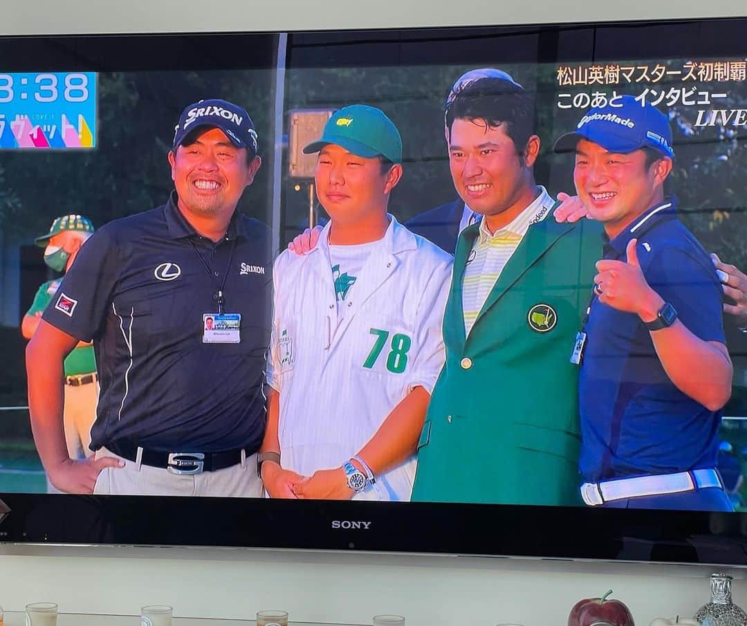 上田桃子のインスタグラム：「歴史的快挙‼️ 松山君おめでとう🎉㊗️‼️  そして、彼を支えたチームの皆様にも心からおめでとうございますとお疲れ様です🔥🔥🔥  こんな日が来るんですね。 私は男子じゃないから、マスターズって夢のような世界でしかないんですが、 2008年、キャディーさんと現地に見に行った時の、テレビの映像ではわかりえないくらいのコースの高低差に驚きと、パトロンの人の数に圧倒された事を凄く鮮明に覚えています。  マスターズといえば、あの音楽からはじまり、毎年テレビでみる1年で1番興奮する時間なので、そんなテレビの中の主人公が松山君だなんて、 本当に本当に感動でした🤩🤩🤩  10年前の映像と破格に違う肉体が努力の成果を表してますよね。  4年ぶりの優勝がこんな最高な舞台ならこれまでの苦しかった時間も報われるでしょうね👏👏👏  興奮冷めやらぬままなのですが、 とにかく 本当に本当におめでとうございました🌹  #松山英樹 #teamhideki #nicecaddie #nicetrainer #nicecoach #niceinterpreter #オーガスタ #歴史的快挙 #アジア初の優勝者」