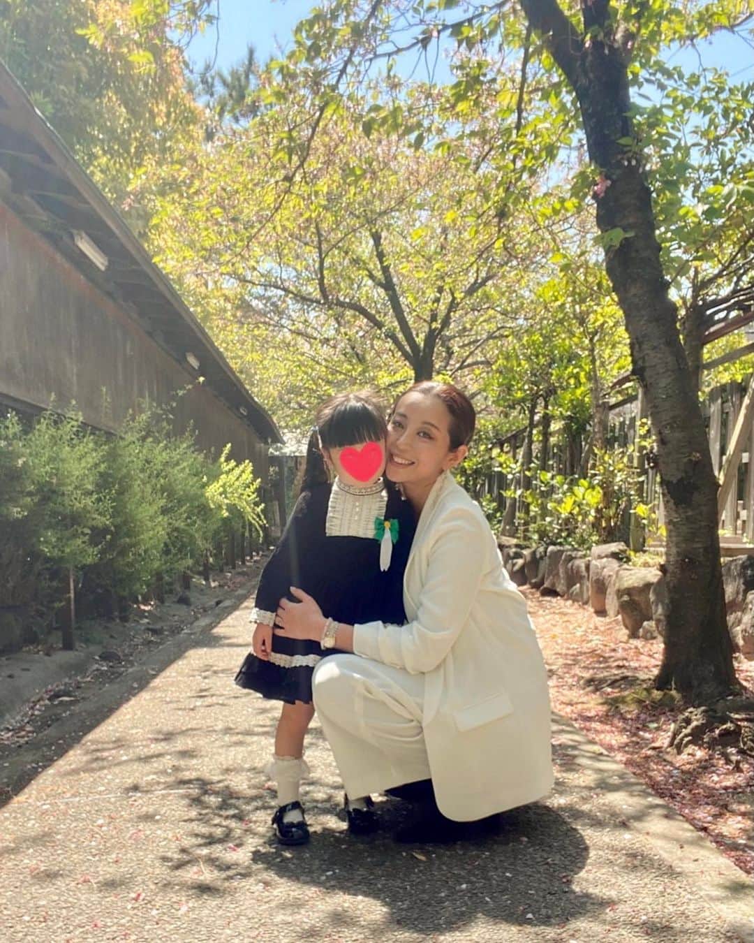 PINKYのインスタグラム：「娘の入園式がありました👧🏻🌸  元気に楽しく心豊かに成長してね❤️🌈✨  春休み中は好きな男の子の話ばかりしていたオマセな娘👩‍❤️‍👨 　 思っていた以上におちびさんの時間は短そうで、少し寂しい…。  今しかない時間を抱きしめて、一日一日を大切に過ごしていこう💐  ・・・  #love #happy #family #mamalife #babygirl #3歳 #入園式」