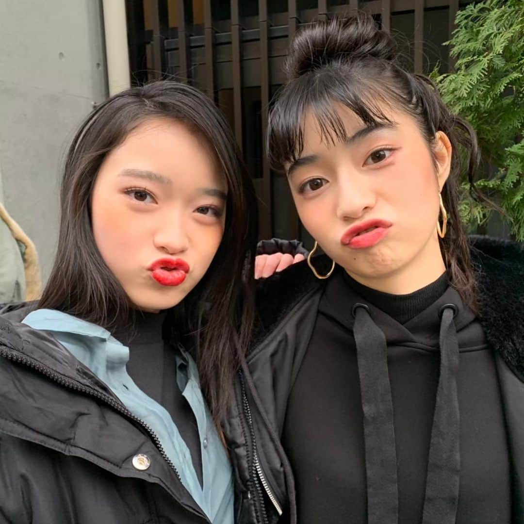 田中海凪と中山碧瞳（ミミナギ）さんのインスタグラム写真 - (田中海凪と中山碧瞳（ミミナギ）Instagram)「. 生写真オフショット📸😽  #Awww! #田中海凪 #中山碧瞳」4月12日 20時19分 - mimi_nakayama__official