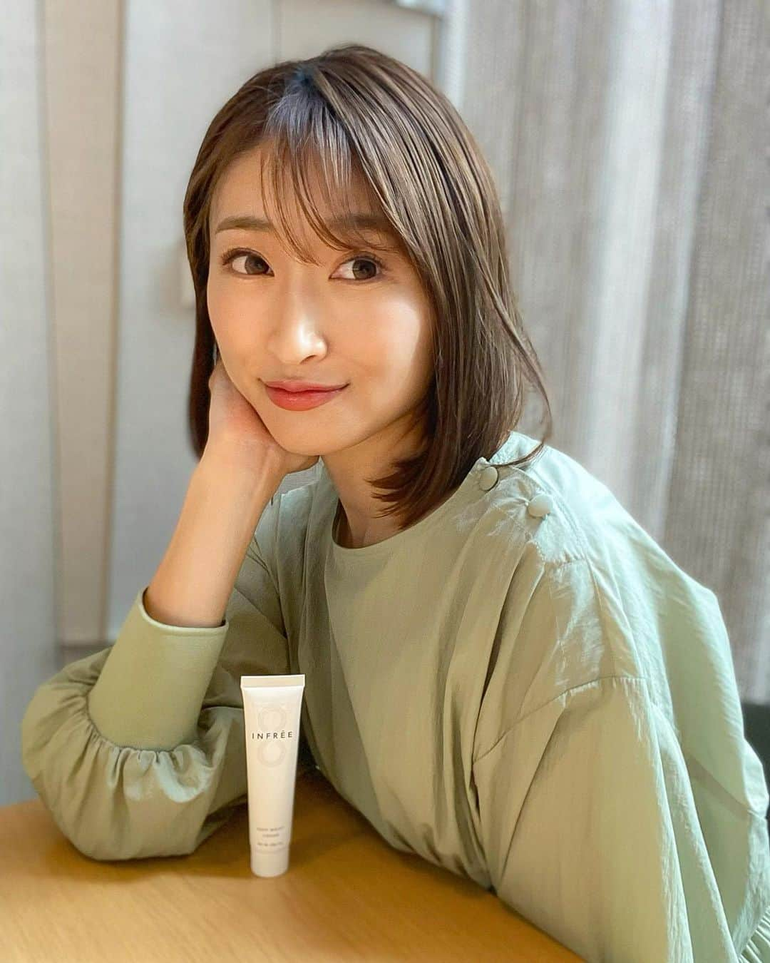 三井菜那さんのインスタグラム写真 - (三井菜那Instagram)「skincare💐  マスクで顎まわりが肌荒れ気味🥺← 花粉と季節の変わり目で乾燥もしてるし肌の調子がいまいちなので、 @infree_official の保湿クリームを投入👆  保湿、肌荒れ予防の効果が認められた医薬部外品のクリームで、 「ヒルドイド」などに含まれる ヘパリン類似物質がメインで配合されてて さらっとしたテクスチャーだけど保湿力◎  コスメみたいなパッケージで持ち運びもしやすいから、 朝塗るだけじゃなくて 持ち歩いて乾燥してる時とか肌荒れしてる時にメイク直しついでに塗り直したりしてます🐒  多くのスキンケアに含まれる界面活性剤が使われてないのもうれしいポイント🤭  withマスク時代の保湿や肌荒れニキビ予防対策におすすめです🍹  #infree #インフリー#保湿クリーム #保湿ケア#乾燥肌#乾燥対策#肌ケア#肌トラブル #ヘパリン類似物質 #素肌美人 #美肌になりたい#PR」4月12日 20時21分 - nana.0312