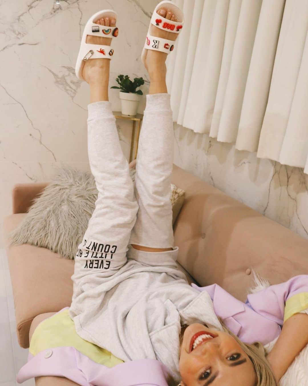 植野有砂のインスタグラム：「so fun to customize and show my personality with @crocsjp x @highsnobiety Jibbitz curated by Kemio❤️❤️ @mmkemio が選んだジビッツでカスタマイズした私だけのクロックス❤️かわいくて歩きやすくて、自分を表せて楽しい😆✨ケミオくんのKもつけてみた😘 #ad @crocs」