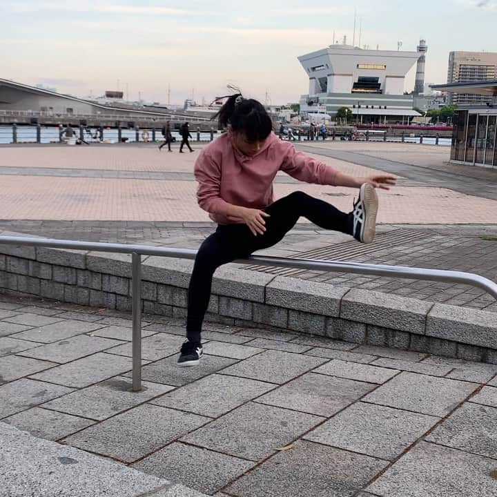 山本華歩のインスタグラム：「Today’s chill flow 😍 Do you like it, too? 🎥 @kaito_pktk  This is for @prettyparkour_ 🥰 #myprettyline   ウェア上下 @myproteinjp  159cm Sサイズです☺️  #parkour #パルクール #parkourflow」