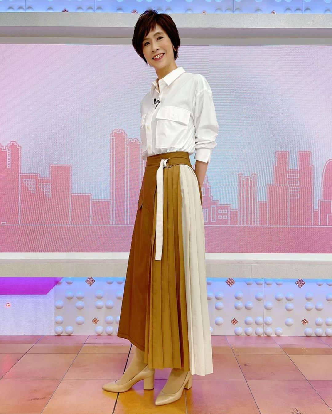 今村涼子さんのインスタグラム写真 - (今村涼子Instagram)「#衣装#シャツ#Doublefacetokyo #スカート#lalliamu#ラリアムー サイドがプリーツになってたり、色もベルトや後ろ部分の白がアクセントになっていて、凝った作りのスカートでした！ #Jチャン#クレヨンしんちゃん天気」4月12日 20時58分 - ryoko.imamu