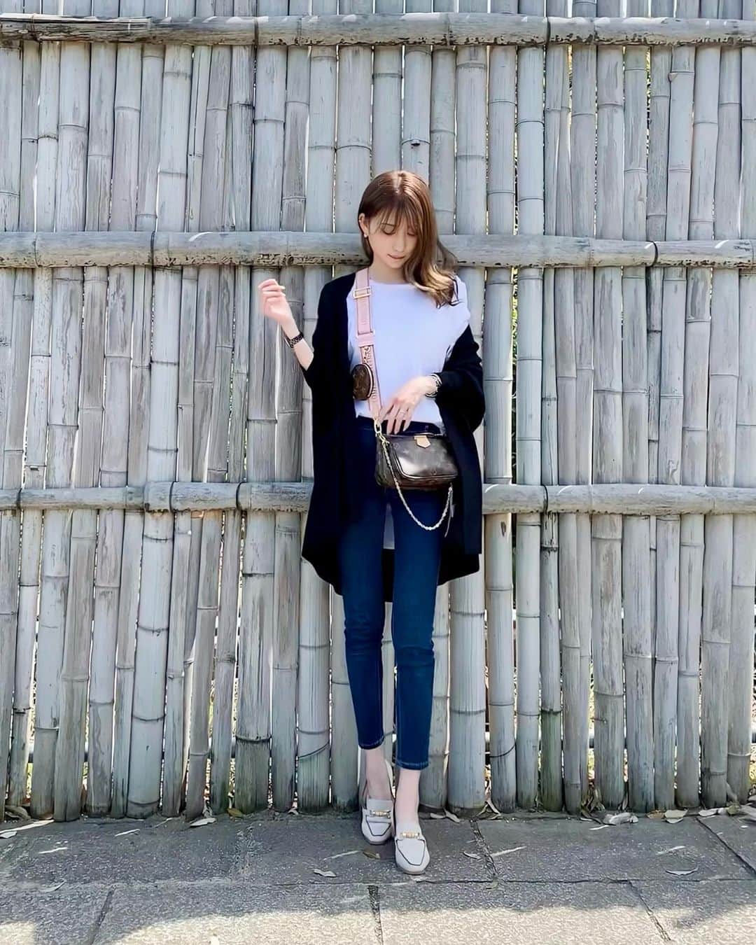 加賀美早紀のインスタグラム：「お散歩した日🌸 竹垣の前で撮ってもらいました カーディガンいらないくらい暖かかった🌸 ハートのお煎餅食べたよ🍘💓」