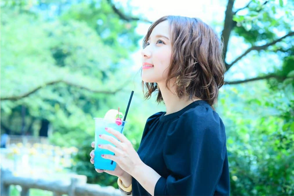 橘ひと美のインスタグラム：「またまた横顔シリーズ ☀️🍧🌺🍨🍹🌳」